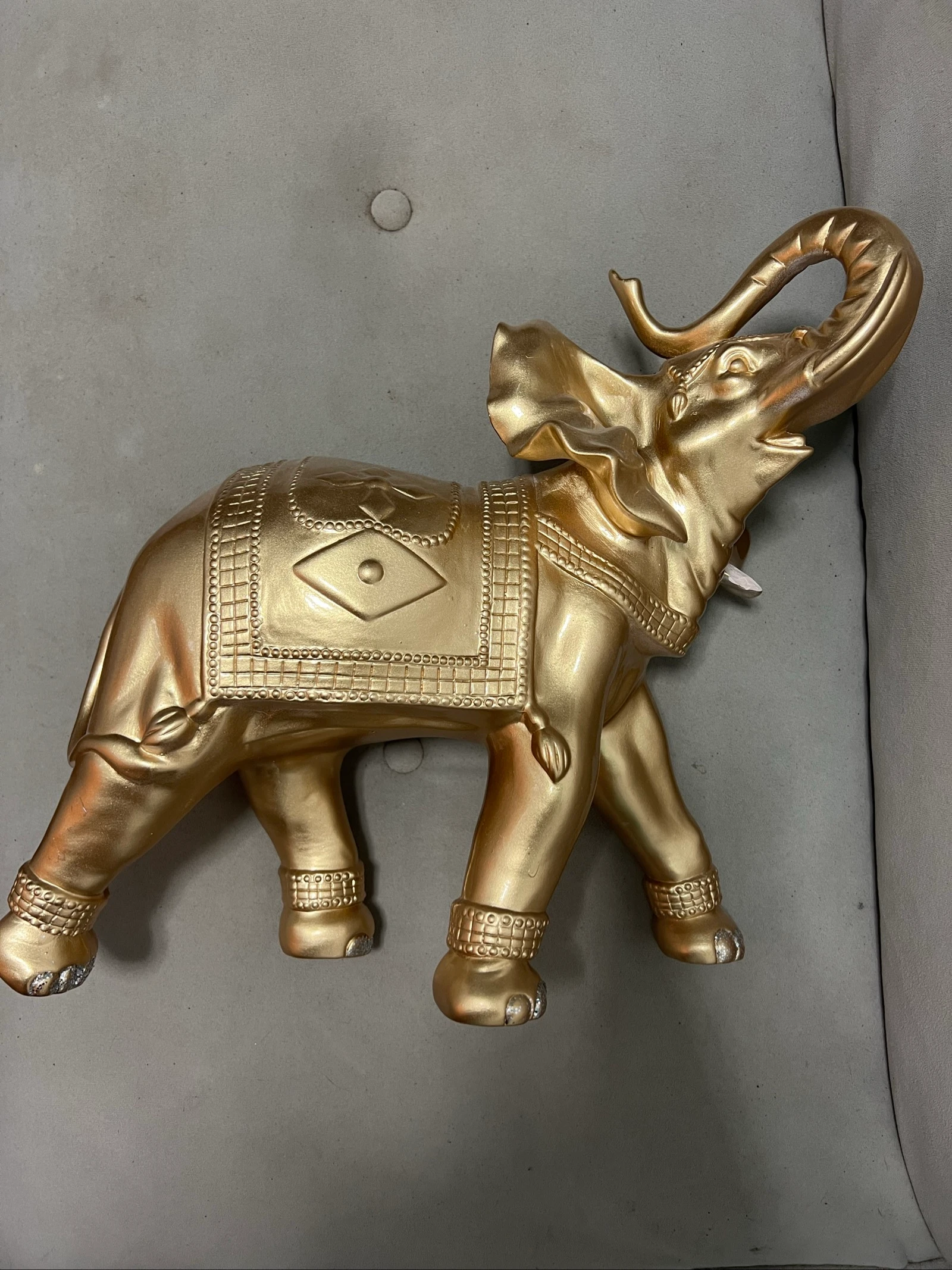 Éléphant doré décoratif